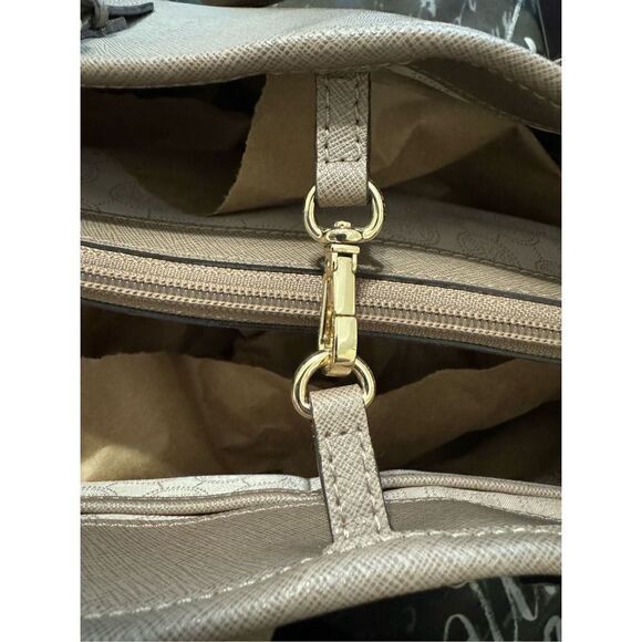 MICHAEL Michael Kors Women's Beige Jet Set Logo Buckle Strap Shoulder Tote Bag - Picture 12 of 16